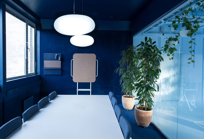 冷藍色調(diào)辦公室裝修設(shè)計.jpg